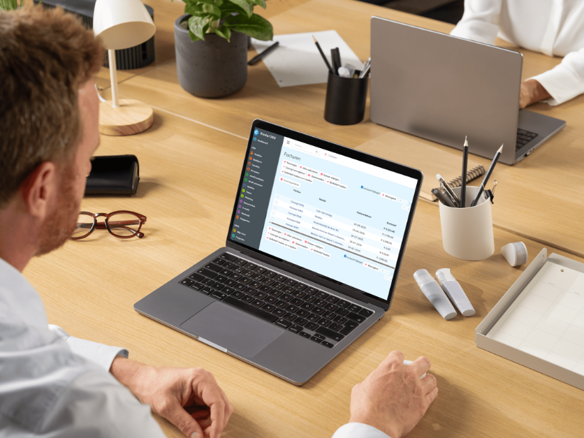 Sfeerafbeelding accountant achter computer met Radar360 scherm